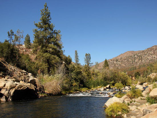 Wir fahren auf einer Nebenstrasse dem Kern River entlang...