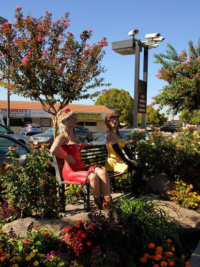 Diese beiden Damen haben wir bei der Tankstelle gesehen...