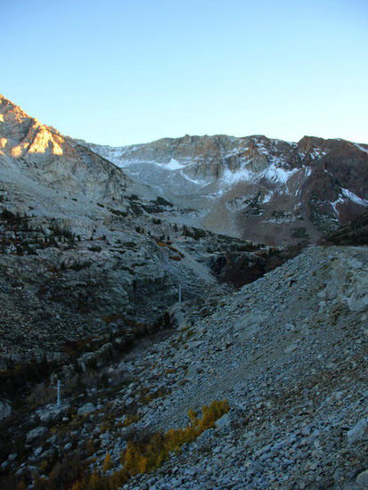 Und so sieht's vom Strassenrand in die Tiefe aus...; keine Leitplanken...