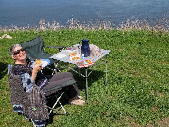 En Guete...; abends gibt's natürlich ein Glas Begrüssungswein mit Eva und Lukas, wir denken, dass wir uns hin und wieder sehen werden...