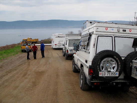 Sehr weit kommen wir nicht am nächsten Tag; ein Bautrupp verlegt ein neues Drainage-Rohr in der Strasse...