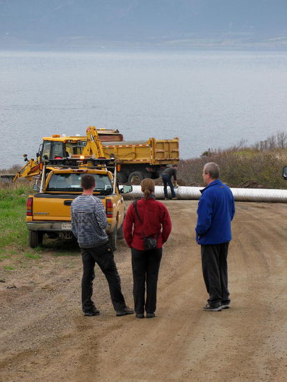 Da bleibt nur "warten und zuschauen" - das Ganze dauert aber bloss eine halbe Stunde...; bye, bye bis zum nächsten Mal... sie fahren bei der nächsten Kreuzung nach links, wir nach rechts...