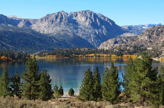 Der Lake June...; wir fahren nun zum Mono Lake...