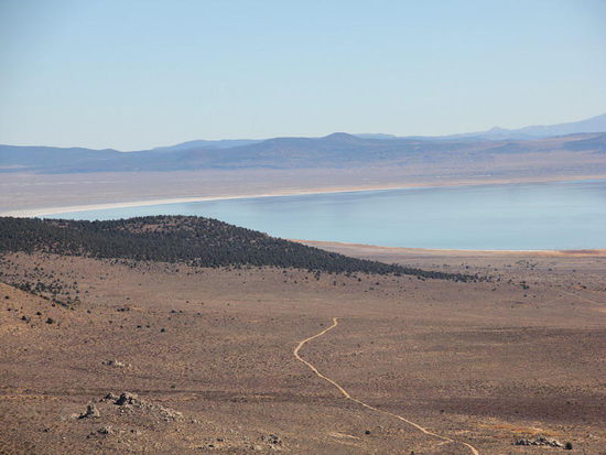 Bei einem Stopp oberhalb des Sees sehen wir die Umgebung aus der Vogelperspektive...