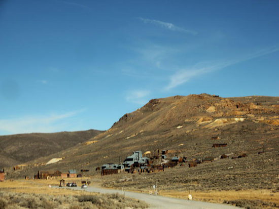 Von weitem sehen wir schon die Stadt Bodie...