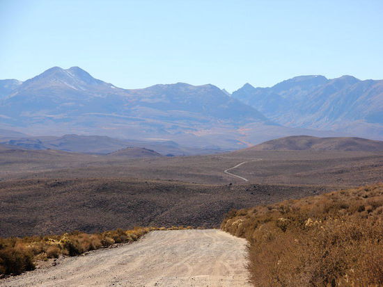 Genug gesehen von einer Stadt, die einstmals über 10'000 Einwohner beherbergte und heute eine Geisterstadt ist...; wir fahren den gleichen Weg zurück...