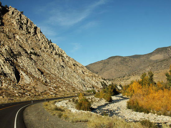 Nun fahren wir wieder auf einer Hauptstrasse...