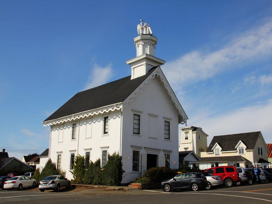Wer kennt ihn nicht, den alten Schlager - Mendocino, Mendocino...! (Deutsche Version: "Sie sagte, nimm mich mit nach Mendocino" - Original Sir Douglas Quintett! Wer die Scheibe mal hören will: http://www.youtube.com/watch?v=xtsLjWBrPWc
Mendocino ist ein altes Hippie-Städtchen, einige "Exemplare" gibt es auch heute noch...!