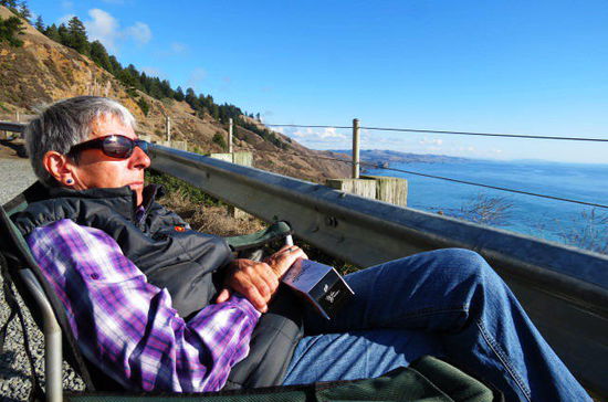 Ein Päuschen in Ehren - kann niemand verwehren...
Wir stehen ungefähr 80 Meilen vor San Francisco und geniessen die weite Welt, Wind und Wellen...; wir plaudern mit einem deutschen Paar - sie sind bereits seit 15 Monaten mit den Fahrrädern unterwegs...!
Wir haben's dann doch etwas bequemer und fahren bis Petaluma auf den CP... Petaluma liegt c. 30 Meilen ausserhalb San Franciscos...; auf dem KOA wird eine Stadtführung angeboten, welche wir für den kommenden Tag buchen...