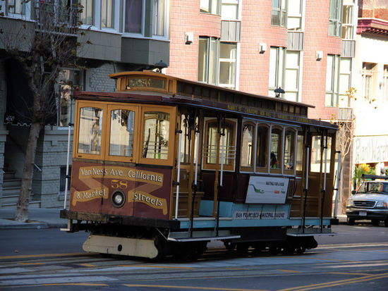 Die Cable Cars...; leider gibt es wirklich in dem Moment eine Panne, als wir eine Fahrt unternehmen wollen...; die ganze Linie liegt wegen einem Fahrzeug flach...