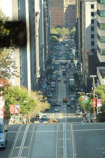 Das ist eine Cable Car Linie...; da geht es aber mächtig runter...