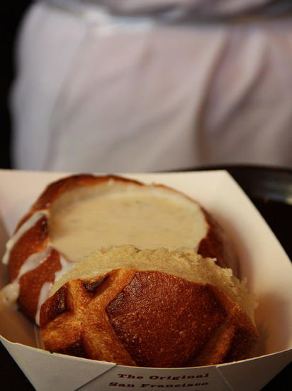 Wir stärken uns mit einem Clame Chowder... (Suppe im Brot...)