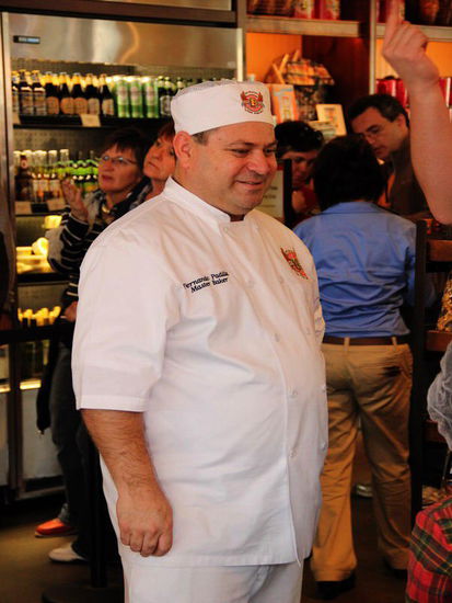 Der Laden läuft wie verrückt...; hier gibt der Chefbäcker einem japanischen Fernsehteam ein Interview...