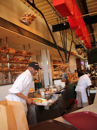 Das Brot wird mittels Karussel befördert...