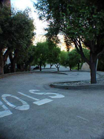 Lombard Street... 
Der blumengeschmückte, gewundene Teil der Lombard Street wird als "kurvenreichste Straße der Welt" bezeichnet. Bei einem Gefälle von 27 % war es notwendig, die Straße in Serpentinen zu führen. Mit den attraktiven Häusern und der Bepflanzung entwickelte sich dieser Straßenabschnitt zu einem Touristenmagneten.