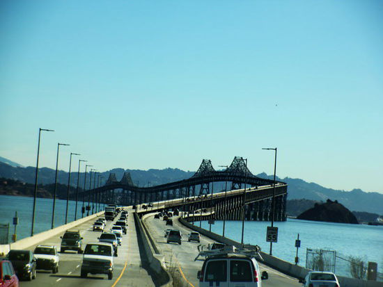 Von der Konstruktion her scheint uns das die "verrücktere" Brücke...