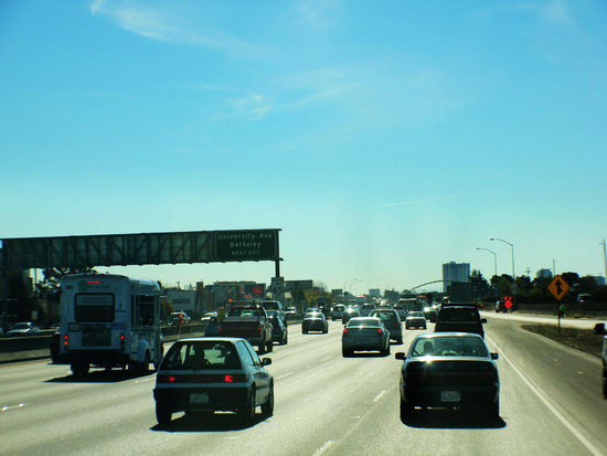 Intensiver Verkehr und man muss höllisch aufpassen, weil auch rechts überholt werden darf...