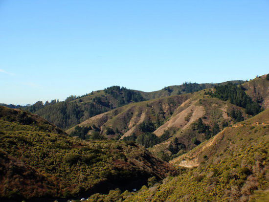Über einen kleinen Pass...; spannend, wie die Landschaften schnell ändern...