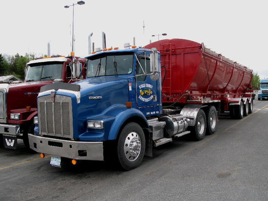 Warten auf die Fähre bei Pictou...; etwas gröbere Gefährte...