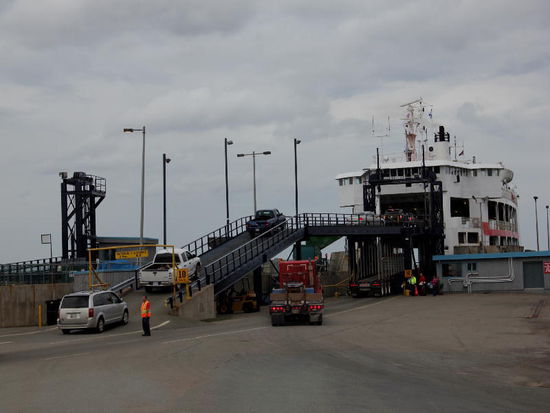 Oben die Kleineren, unten die die dicken Brummer...; auch wir müssen unten rein...!