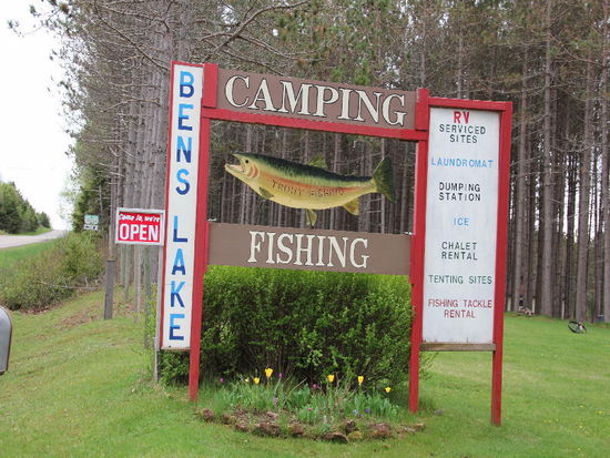 Erst abends um 9 treffen wir im CP ein...; geschafft, aber zufrieden - waren wir doch schneller als gedacht hier...! Aufstellen, etwas Kleines essen und ab in die Heja...