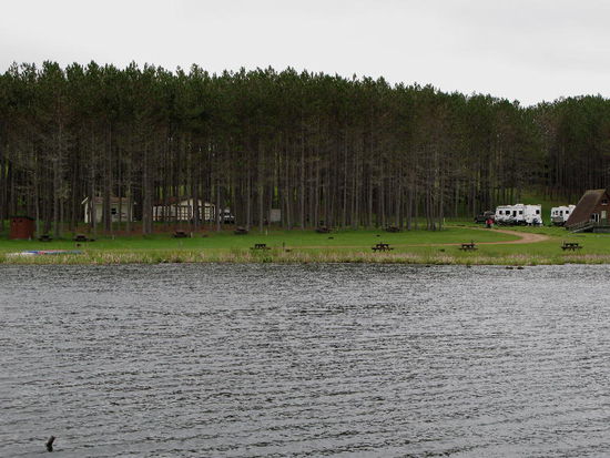 Kurze Besichtigung der Umgebung am kleinen See; die Camper kommen zur Hauptsache zum Fischen her...