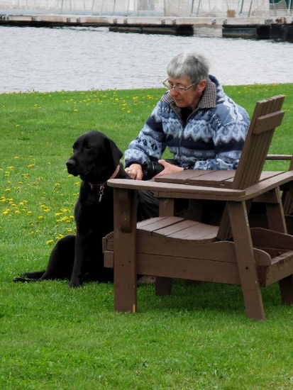 Und der anhängliche Freund wird gehätschelt und getätschelt...