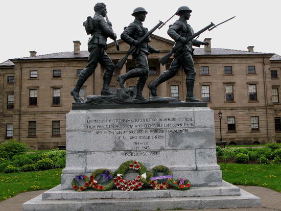 Denkmal zu Ehren der gefallenen Soldaten im 1. und 2. Weltkrieg sowie im Korea-Krieg...