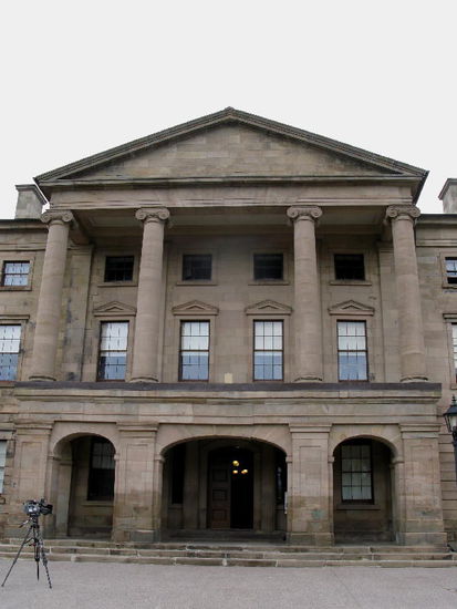 Das Parlamentsgebäude...; hier wurde Kanadas Geschichte geschrieben, denn in diesem Gebäude fand 1864 die erste Konferenz zum Thema Konföderation statt...