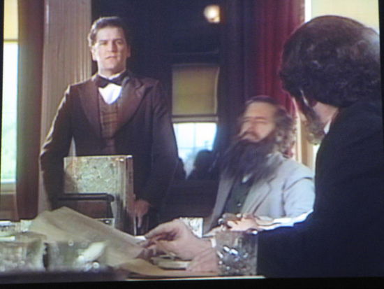 Bilder aus den Verhandlungen (Szenen aus einem Film über die historische Konferenz)...