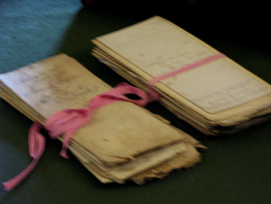 Was wohl in den Dokumenten stehen mag...?