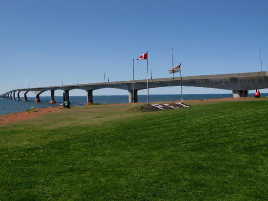 Über die "Confederation Bridge" verlassen wir PEI...; bezahlt wird nur auf der Rückfahrt - immerhin knappe Can.$ 45.- für die 13 km lange Brücke und die Überfahrt mit der Fähre... (Der Gotthard-Tunnel misst 17 km und kostet nichts...!)