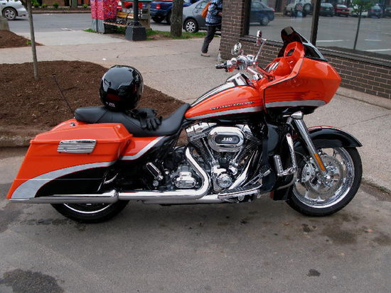 Harley Davidson mit gewaltigem Sound...