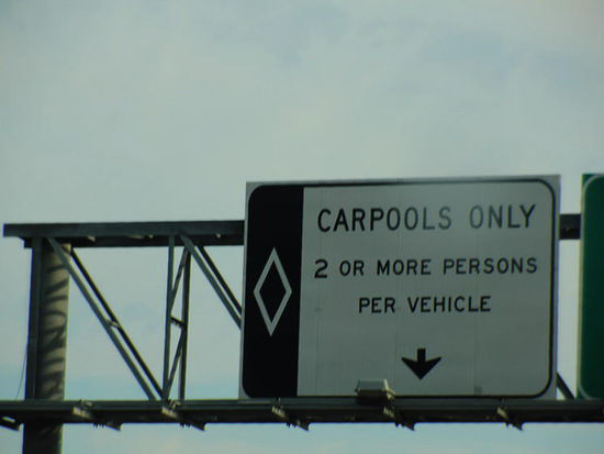 Die Spur ganz links ist für Autos, welche 2 oder mehr Personen im Auto haben... - eine Schnellspur...