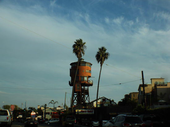 Mal ein Blick nach rechts gewagt...; vermutlich eine Wohnhauskonstruktion...!