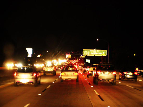 Tags darauf unternehmen wir nochmals eine Radtour...; 
am späteren Nachmittag fahren wir zum Flughafen von LA und wollen unsere Freunde aus der Schweiz überraschen...; jeder Strassenzugang zum Flughafen wird von der Polizei überwacht, man wird angehalten und gefragt, was man hier will...; der Polizist meint, wir sollen beim Parking Nr. 6 einbiegen...; leider passt Leomobil nicht wegen seiner Höhe - also versuchen wir es auf einem offenen Parkplatz...! Hier dürfen wir allerdings nicht parkieren, die Frau am Eingang meint - wir sollen zum Lot C in der 96.ten fahren...! Aber wo ist das? Nach einer Irrfahrt schaffen wir es noch gerade rechtzeitig via Shuttle-Bus den Flughafen zu erreichen...; auf der Anzeigetafel sehen wir, dass das Flugzeug bereits gelandet ist...! Kurze Zeit später tauchen sie auf - Olga und Yosh aus Basel...; wir begrüssen uns ganz herzlich und verabreden uns auf morgen in ihrem Hotel...