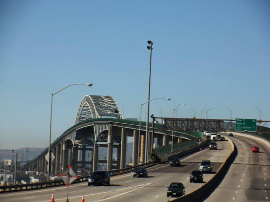 Wir brechen auf, um Olga und Yosh in ihrem Hotel zu begrüssen...; wir werden in den kommenden zwei Wochen gemeinsam unterwegs sein...; sie haben ein Auto gemietet und wohnen jeweils in Hotels...