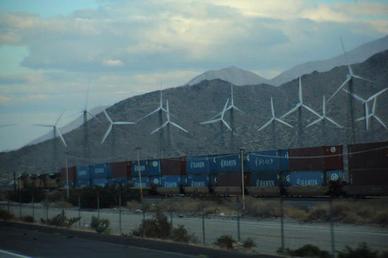 ...und begegnen unterwegs mal wieder einem der endlos langen Güterzüge....