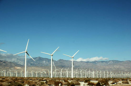 Ein Windpark...; sie können es doch - alternative Energie nutzen... - was fehlt ist allerdings die Solarenergie...; Sonne ist da, Platz für Solarkraftwerke auch...; woran mag es liegen...?