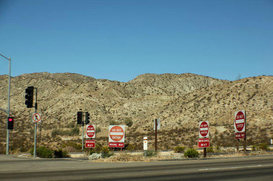 Diese Verkehrsschilder kann man in der Tat nicht übersehen...