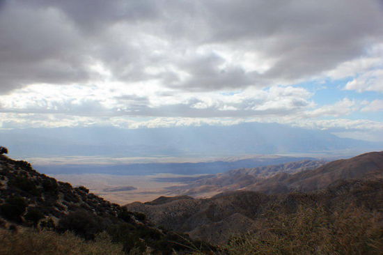 Der 1581 m hohe Aussichtspunkt Keys View...; hier oben zieht es kalt und windig wie durch einen Kamin...; das graue Band im Talboden ist die Andreas Verwerfung...