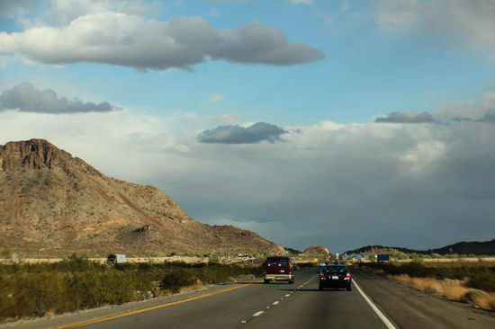 Es ist schon dunkel, wir fahren durch Phoenix und suchen einen CP...; den ersten den wir finden, lassen wir weg, die "bathrooms" funktionieren nicht...; also suchen wir einen zweiten...; wir richten uns ein und gehen mit Olga und Yosh etwas essen...