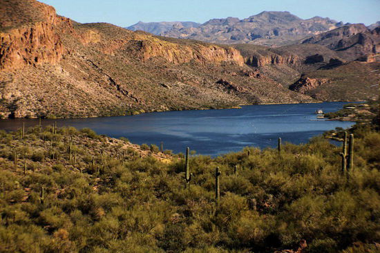 Am Roosevelt Lake, ein Stausee...