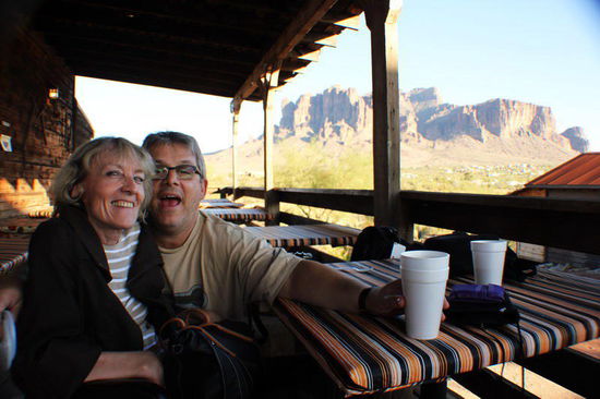 In einer kleinen Konditorei, da sassen wir Zwei bei....