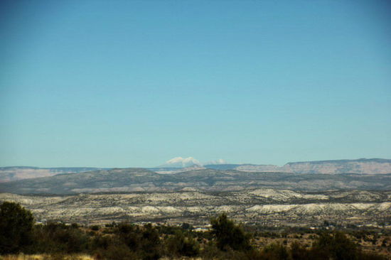 In der Bildmitte - die ersten Schneeberge...