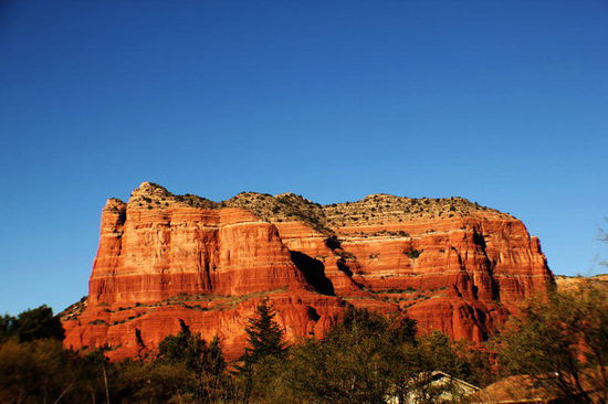 1876 traf mit John James Thomson der erste Siedler in der Gegend ein.
Sedona wurde am 26. Juni 1902 als Farmerdorf gegründet und bekam im Januar 1988 die Stadtrechte. Der Name der Stadt stammt von der Gattin von T.C. Schnebly, der um 1899 im Ort eine Poststation eröffnet hatte. Die Poststation hieß am Anfang Oak Creek Crossing and Schnebly Station. Da der Postverwaltung der Name zu lang war, gab Schnebly den Namen seiner Frau Sedona an.