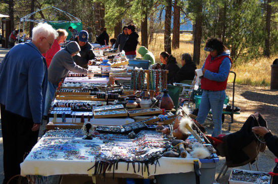 Beim Oak Creek Vista Point haben Einheimische einen Markt mit Kunsthandwerk aufgebaut...
