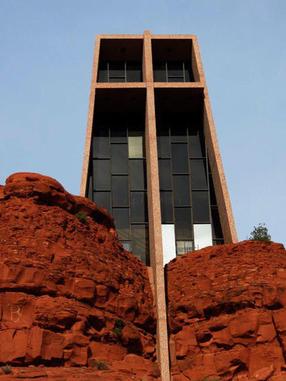 Ein Anziehungspunkt ist die Chapel of the Holy Cross, eine in einen Berg gebaute Kapelle...