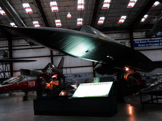 Das Pima Air & Space Museum ist eine der weltgrössten Flugzeugausstellungen. Es umfasst in verschiedenen Hallen und einem grossen Freigelände mehr als 200 Flugzeuge, überwiegend militärische Originalmaschinen, Raketen, Drohnen sowie einige zivile Flugzeuge.