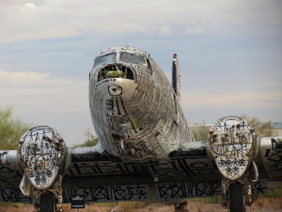 Auf der David Monthan Air Force Base stehen tausende eingemotteter und ausgeschlachteter Flugzeuge vom Weltkrieg II-Bomber bis zu Jets der 80er Jahre. Insgesamt sollen fast 5000 Flugveteranen in Tucsons Umgebung auf Verschrottung, Verkauf oder Wiedereinsatz warten. Vor Jahren standen dort bis zu 20'000 Flugzeug-Veteranen herum...!!!
In Marana liegt das zivile Gegenstück, der Pinal Airpark mit zahlreichen ausrangierten Jumbos...